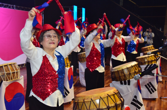 24일 서울 강서구 KBS스포츠월드 아레나에서 열린 ‘2019 어르신 생활체육 경연대회’에 기관별로 참가한 어르신들이 갈고 닦은 기량을 뽐내고 있다. 2019.10.24    이종원 선임기자 jongwon@seoul.co.kr