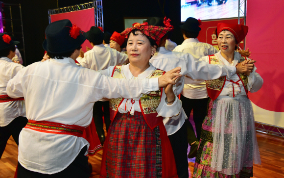 24일 서울 강서구 KBS스포츠월드 아레나에서 열린 ‘2019 어르신 생활체육 경연대회’에 기관별로 참가한 어르신들이 갈고 닦은 기량을 뽐내고 있다. 2019.10.24    이종원 선임기자 jongwon@seoul.co.kr