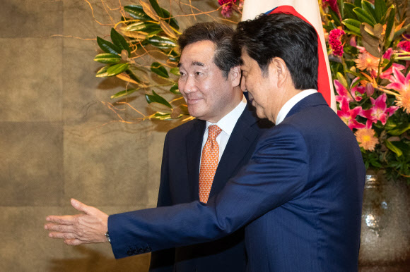 함께 이동하는 한-일 총리