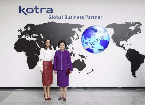 <청와대> 여사, 한.스페인 소셜벤처 간담회/ 김정숙 여사와 레티시아 오르티스 로카솔라노 스페인 왕비가 24일 오전 서울 서초구 코트라에서 열린 한-스페인 소셜벤처 간담회에서 기념촬영을 하고 있다. 2019.10.24. 청와대 제공