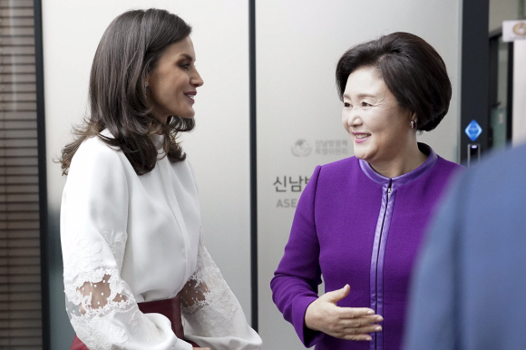 <청와대> 여사, 한.스페인 소셜벤처 간담회/ 김정숙 여사와 레티시아 오르티스 로카솔라노 스페인 왕비가 24일 오전 서울 서초구 코트라에서 열린 한-스페인 소셜벤처 간담회에서 이야기를 나누고 있다. 2019.10.24. 청와대 제공