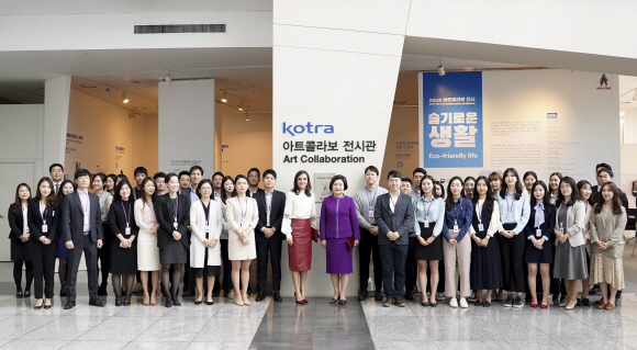 <청와대> 여사, 한.스페인 소셜벤처 간담회/ 김정숙 여사와 레티시아 오르티스 로카솔라노 스페인 왕비가 24일 오전 서울 서초구 코트라에서 열린 한-스페인 소셜벤처 간담회에서 기념촬영을 하고 있다. 2019.10.24. 청와대 제공