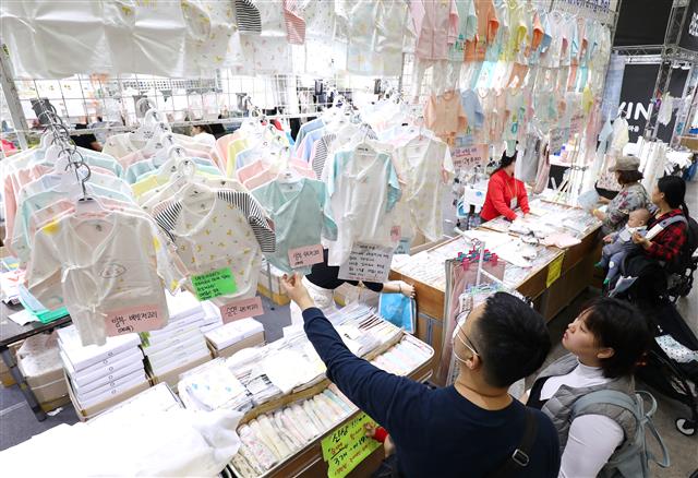 ‘우리 아이 입을 옷, 꼼꼼하게 골라요’