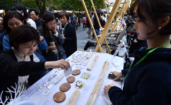 24일 서울 종로구 청진공원에서 열린 종로주얼리 기획전을 찾은 시민들이 판매중인 악세사리를 살펴보고 있다. 2019.10.24 박지환기자 popocar@seoul.co.kr