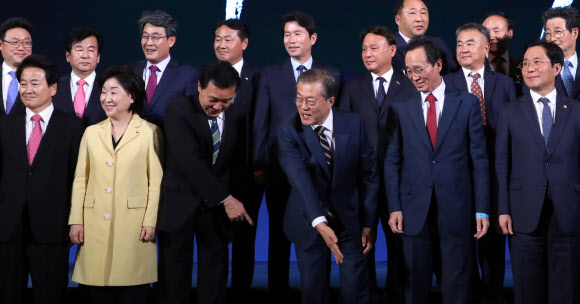 학생들 부르는 문 대통령