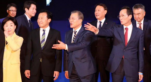 학생들 부르는 문 대통령