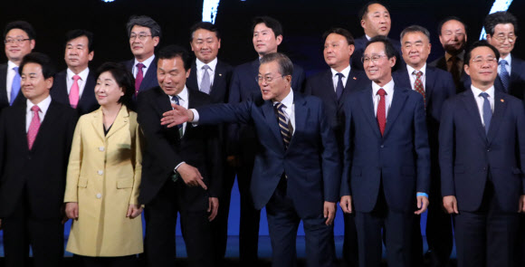 학생들 부르는 문 대통령