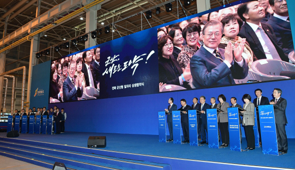 노사민정 대표들이 24일 오후 전라북도 군산 ㈜명신 군산 프레스공장에서 열린 전북 군산형 일자리 상생협약식에서 상생협약을 하고 있다. 2019. 10.24. 도준석 기자pado@seoul.co.kr