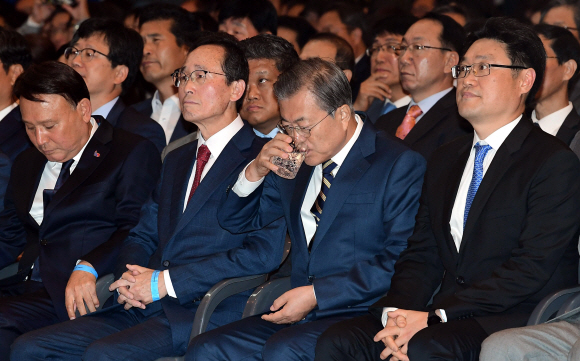 문재인 대통령이 24일 오후 전라북도 군산 ㈜명신 군산 프레스공장에서 열린 전북 군산형 일자리 상생협약식에서 물을 마시고 있다. 2019. 10.24. 도준석 기자pado@seoul.co.kr