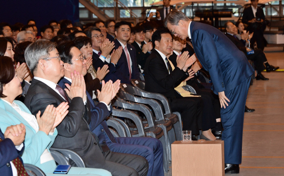 문재인 대통령이 24일 오후 전라북도 군산 ㈜명신 군산 프레스공장에서 열린 전북 군산형 일자리 상생협약식에서 참석자들에게 인사하고 있다. 2019. 10.24. 도준석 기자pado@seoul.co.kr