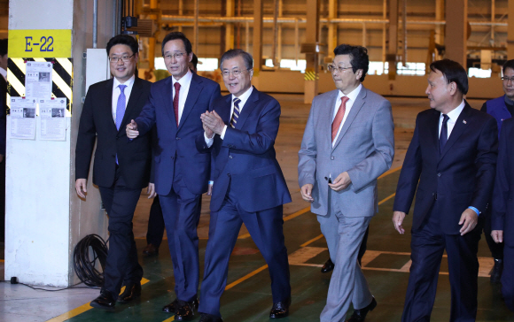 문재인 대통령이 24일 오후 전라북도 군산 ㈜명신 군산 프레스공장에서 열린 전북 군산형 일자리 상생협약식에 참석하고 있다. 2019. 10.24. 도준석 기자pado@seoul.co.kr