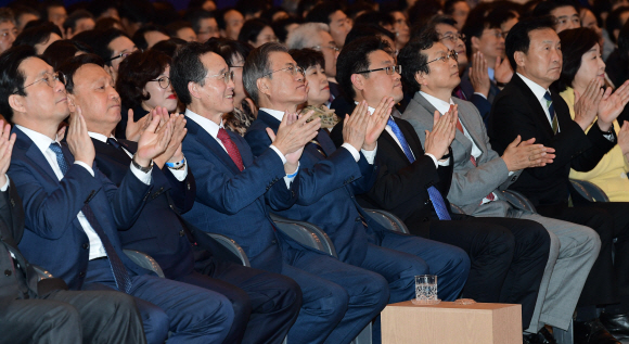 문재인 대통령이 24일 오후 전라북도 군산 ㈜명신 군산 프레스공장에서 열린 전북 군산형 일자리 상생협약식에서 박수를 치고 있다. 2019. 10.24. 도준석 기자pado@seoul.co.kr