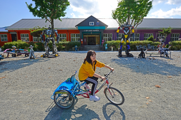 ①  충주 오대호 아트팩토리 야외전시장에는 20여대의 재밌는 자전거가 있다. <br>한국관광공사 제공