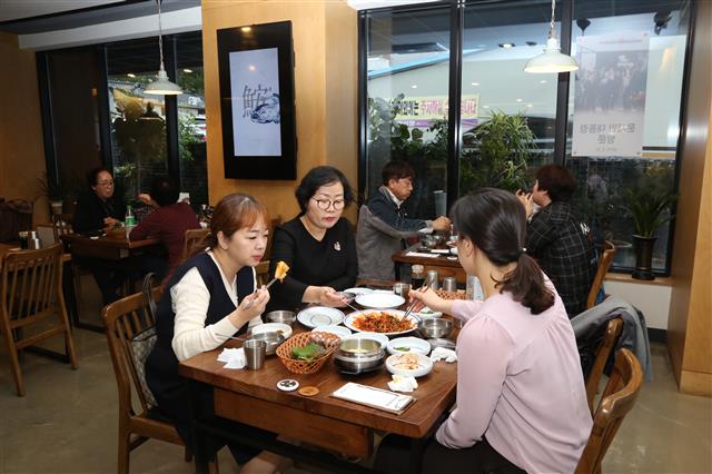 대구 서구 내당동 반고개 무침회골목 식당에서 손님들이 무침회를 먹고 있다.  대구 서구 제공