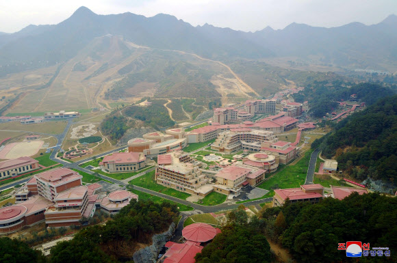 김정은 위원장, 평안남도 양덕군 온천지구 시찰