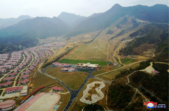 김정은 위원장, 평안남도 양덕군 온천지구 시찰