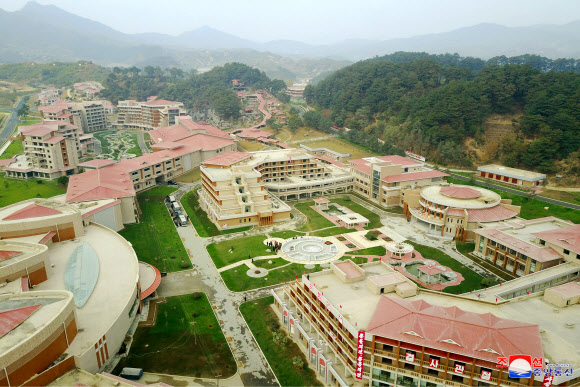 김정은 위원장, 양덕군 온천지구 시찰