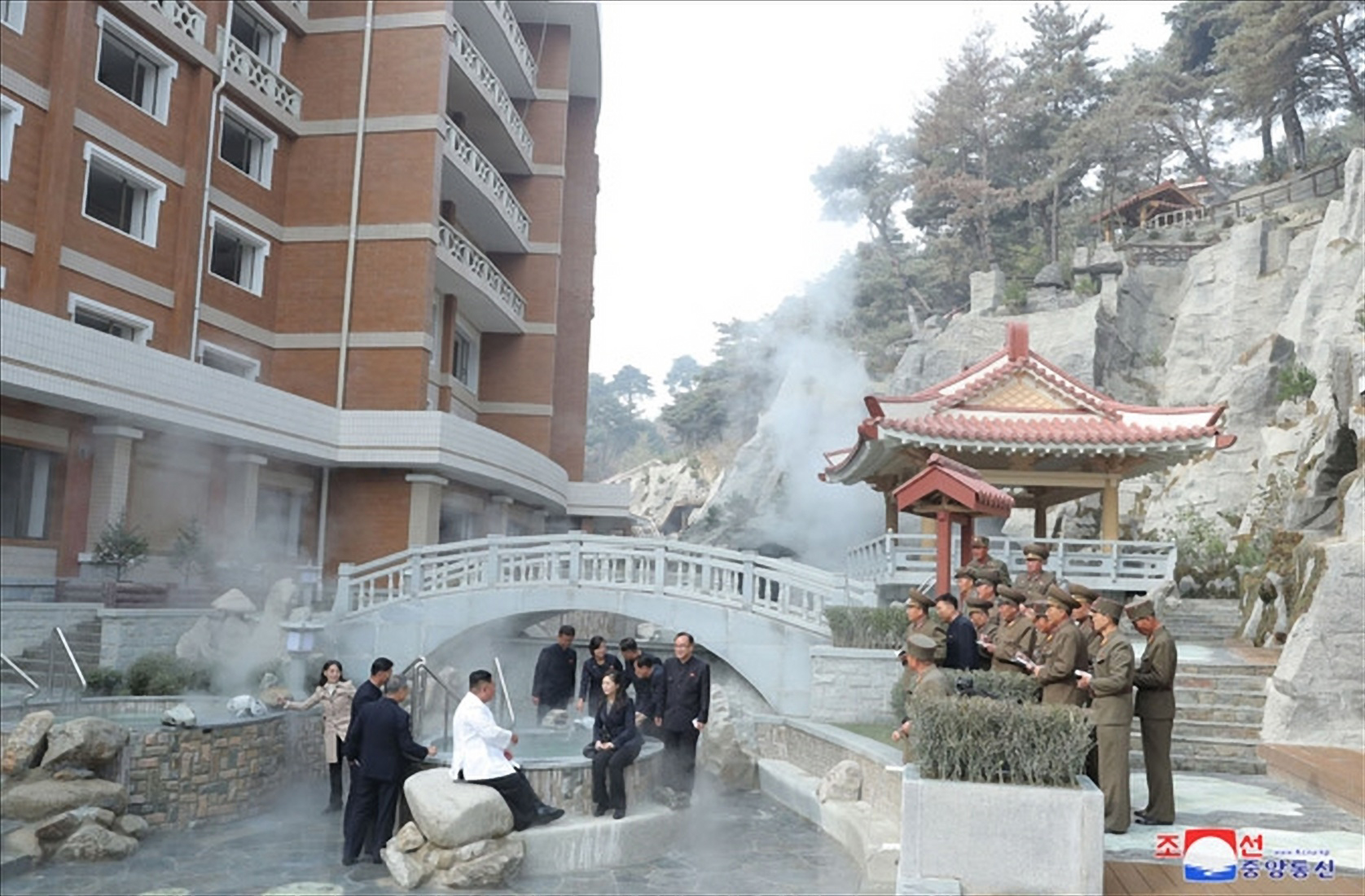 김정은, 리설주 여사와 양덕군 온천지구 시찰