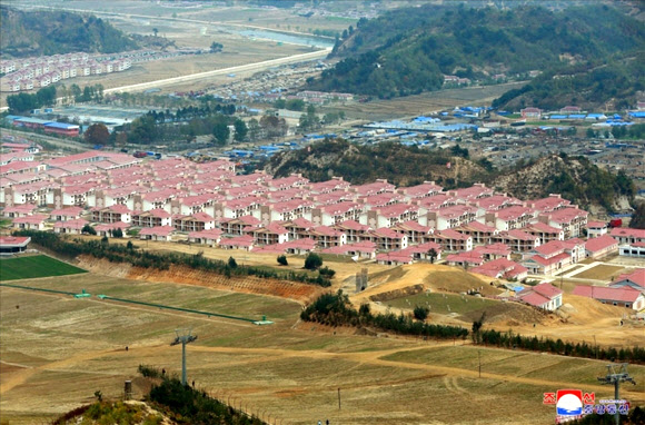 김정은, 금강산에 이어 양덕군 온천지구 시찰