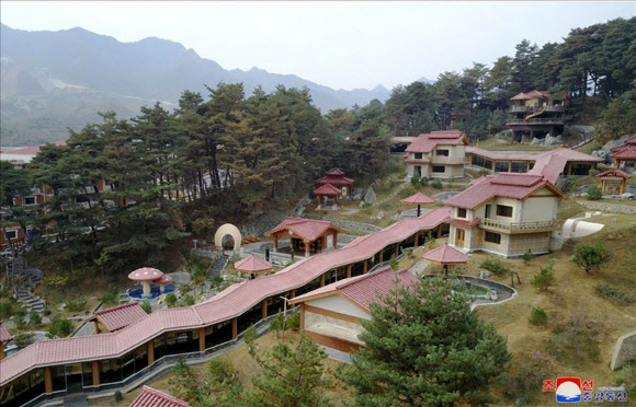 김정은, 금강산에 이어 양덕군 온천지구 시찰