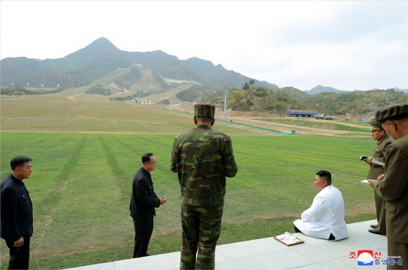 김정은, 금강산에 이어 양덕군 온천지구 시찰