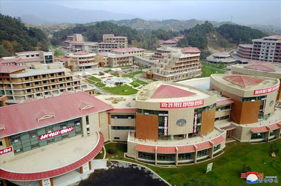 김정은, 금강산에 이어 양덕군 온천지구 시찰