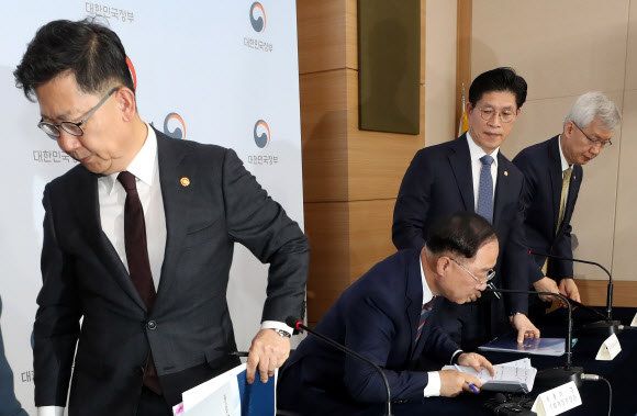 브리핑 마친 홍남기 경제부총리