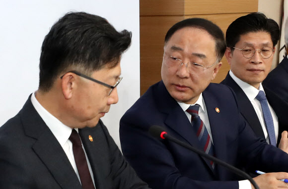 김현수 장관과 대화하는 홍남기 경제부총리