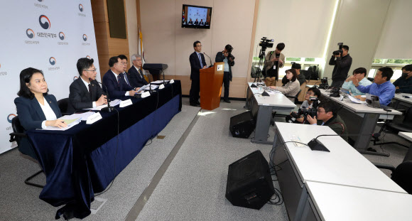 질문받는 홍남기 경제부총리