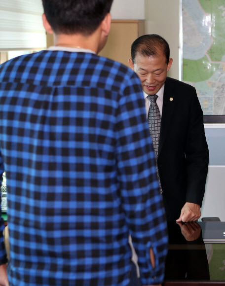 고개 숙인 ‘갑질 논란’ 민주당 구의원