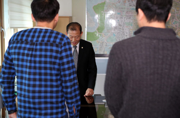 고개 숙인 ‘갑질 논란’ 민주당 구의원