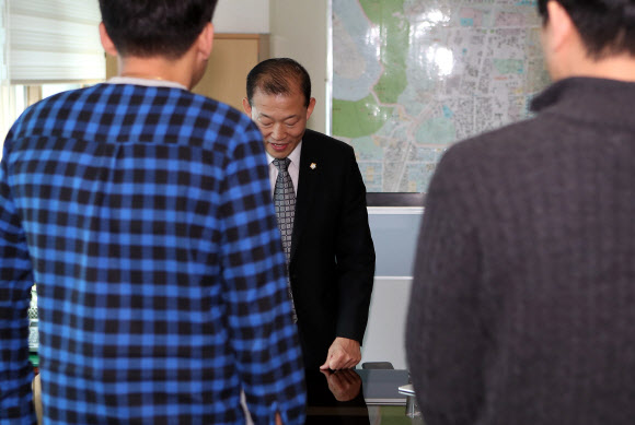 고개 숙인 ‘갑질 논란’ 민주당 구의원