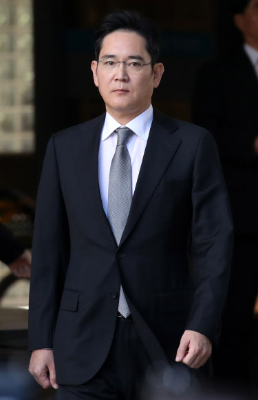 굳은 표정으로 법정 나서는 이재용