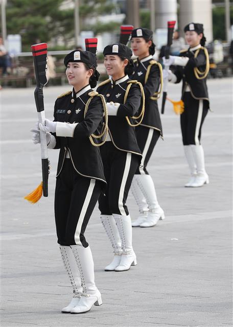 여군의장대의 환상적인 시범