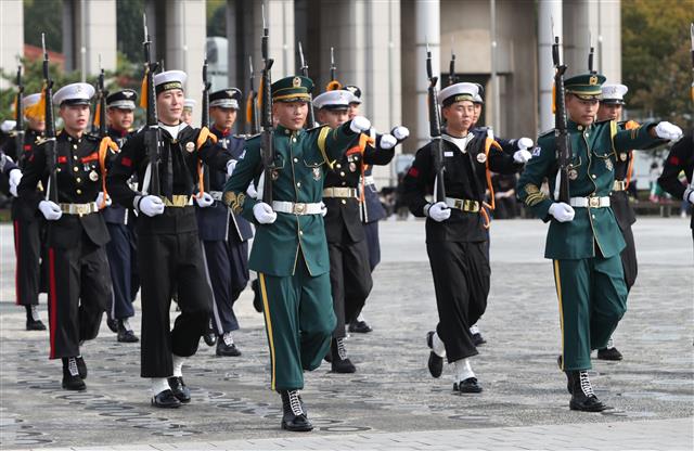 한몸 같은 의장대 시범