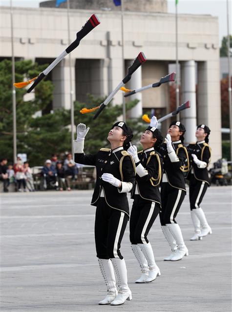 시범 보이는 여군의장대