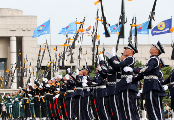 3군 의장대의 통합동작 시범