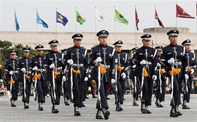 ‘한치의 흐트러짐도 없이’