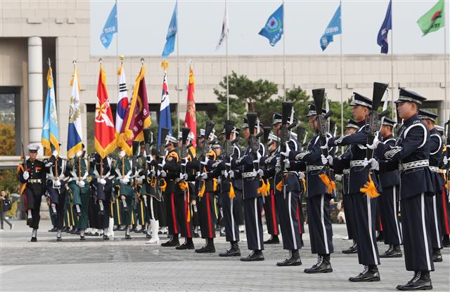 절도 넘치는 의장시범