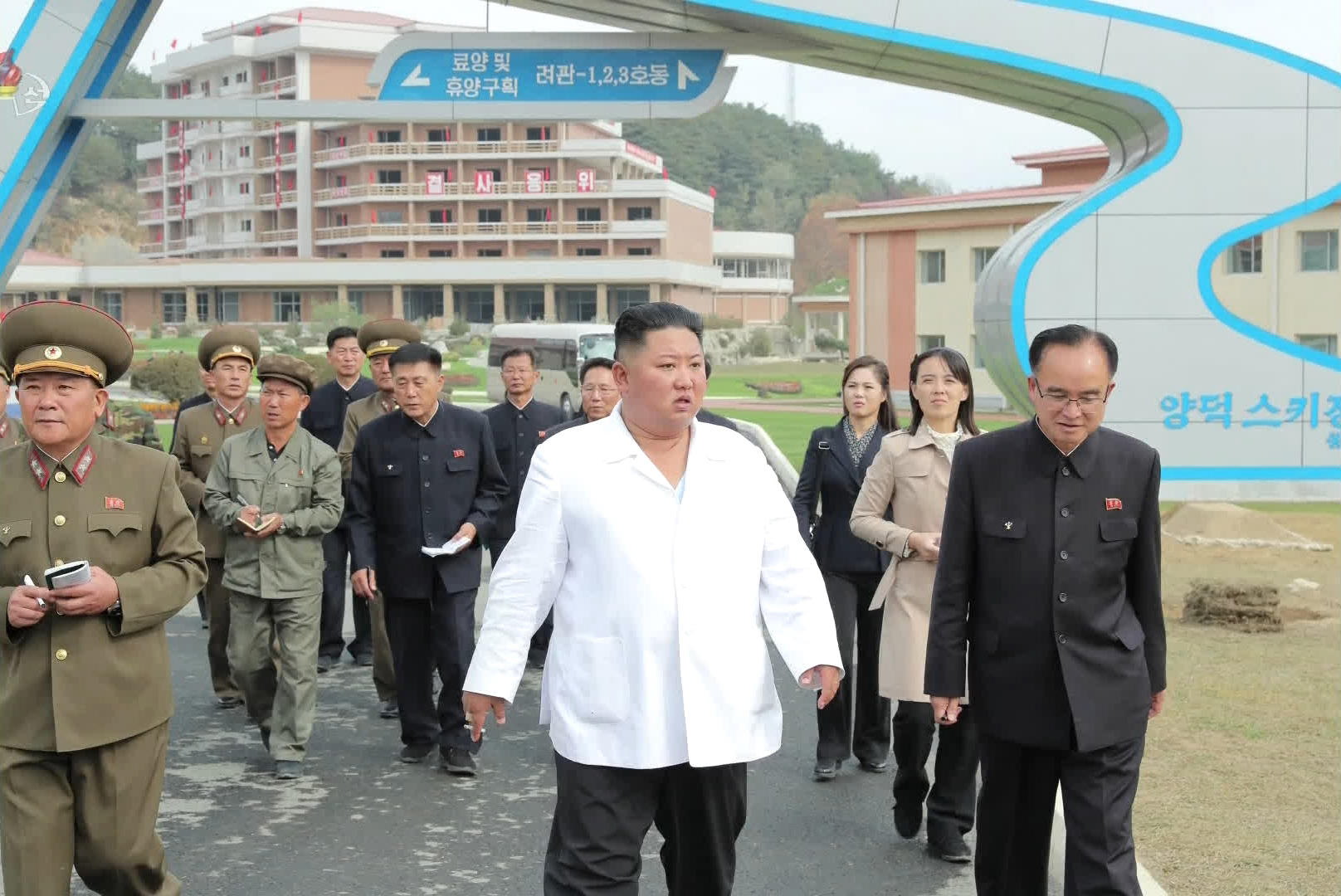 부인·여동생 대동하고 온천지구 시찰나선 김정은