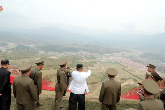 양덕군 온천지구 돌아보는 북한 김정은