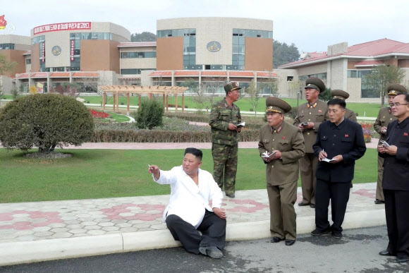 양덕군 온천지구 돌아보는 북한 김정은