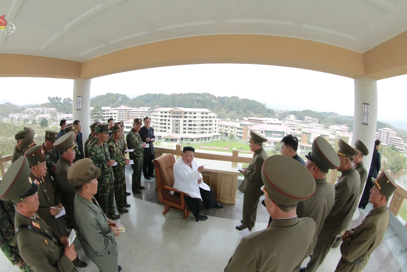 양덕군 온천지구 돌아보는 북한 김정은