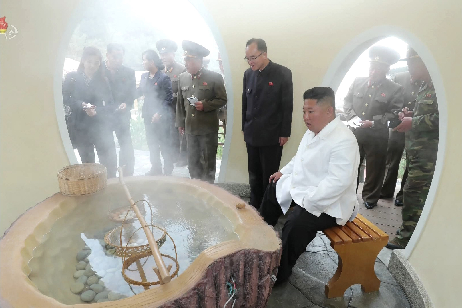 김정은, 리설주 여사와 양덕군 온천지구 시찰