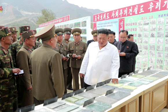양덕군 온천지구 돌아보는 북한 김정은