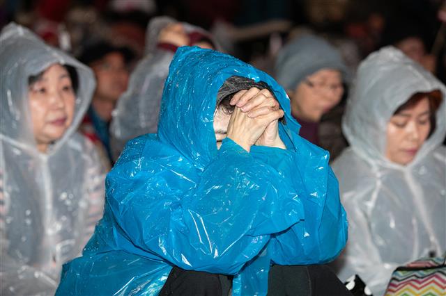 ‘문재인 퇴진 촉구’ 기도하는 참가자