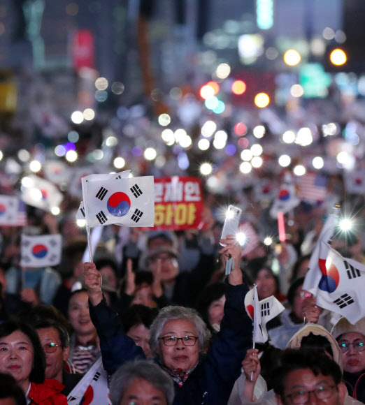 구호 외치는 참가자들