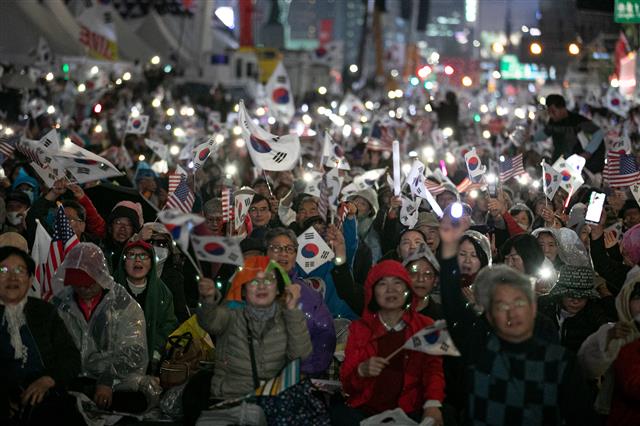 태극기 흔드는 참가자들