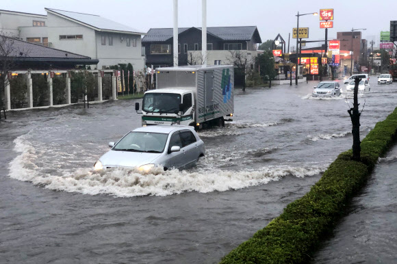 제21호 태풍 ‘부알로이’의 영향으로 25일 일본 도쿄 동쪽의 나리타현에 폭우가 쏟아져 도로가 물에 잠겼다. 2019.10.25  AP 연합뉴스