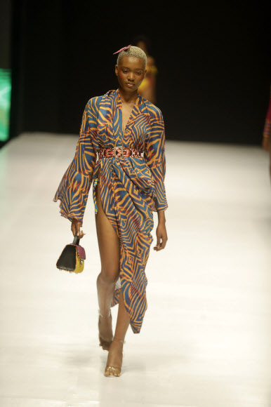 모델이 25일(현지시간) 나이지리아 라고스에서 열린 ‘하이네켄 패션 앤 디자인 위크(Heineken Fashion and Design Week)’에서 디자이너 안드레아 이야마(Andrea Iyamah)의 컬렉션을 선보이고 있다. AP 연합뉴스